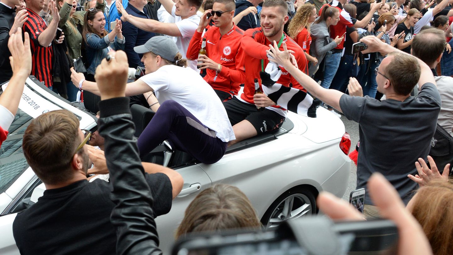 Ante Rebic beim Autokorso von Eintracht Frankfurt