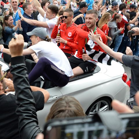 Ante Rebic beim Autokorso von Eintracht Frankfurt