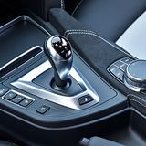 Rings um dem Schalthebel befinden sich die Knöpfe, um den BMW M3 CS scharfzustellen