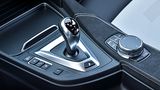 Rings um dem Schalthebel befinden sich die Knöpfe, um den BMW M3 CS scharfzustellen