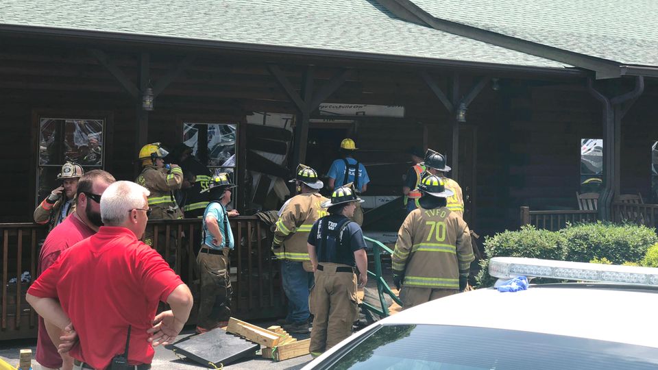 Einsatzkräfte vor dem Restaurant in Bessemer City im US-Bundesstaat North Carolina Einsatzkräfte vor dem Restaurant in Bessemer City im US-Bundesstaat North Carolina