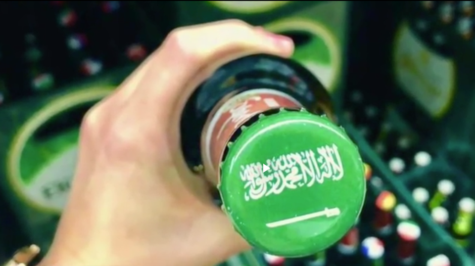 Kronkorken Bierflasche Saudi-Arabien Auf einer Bierflasche ist ein Kronkorken mit dem islamischen Glaubensbekenntnis in weiß auf grünem Grund zu sehen