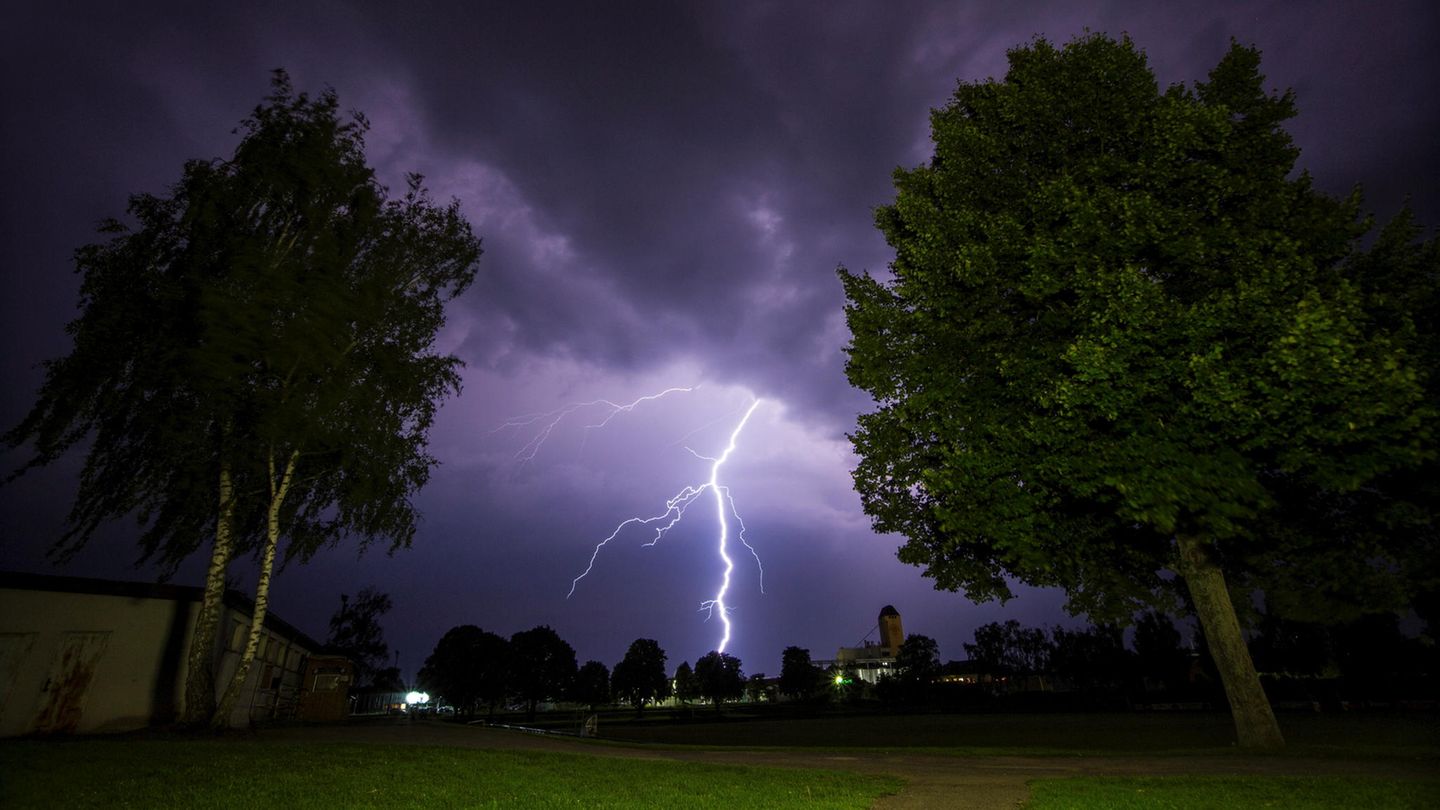 Ein Blitz am Himmel über Bayern (Symbolbild)