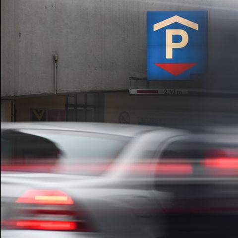 Autoexperte Ferdinand Dudenhöffer fordert höhrer Parkgebühren für große Autos