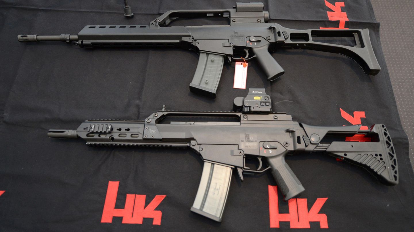 Zwei Sturmgewehre G36 von Heckler und Koch in der Firmenzentrale in Oberndorf. Der Waffenhersteller soll versucht haben, Bundestagsabgeordnete zu bestechen