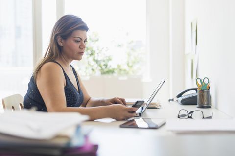 Macht die neue Datenschutz-Grundverordnung (DSGVO) Schluss mit Whatsapp im Beruf? Eine Frau tippt auf dem Smartphone