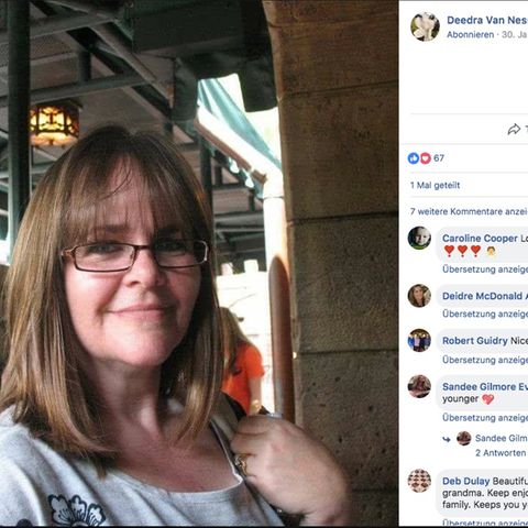 Lächelnde Frau mit braunen Haaren und Brille
