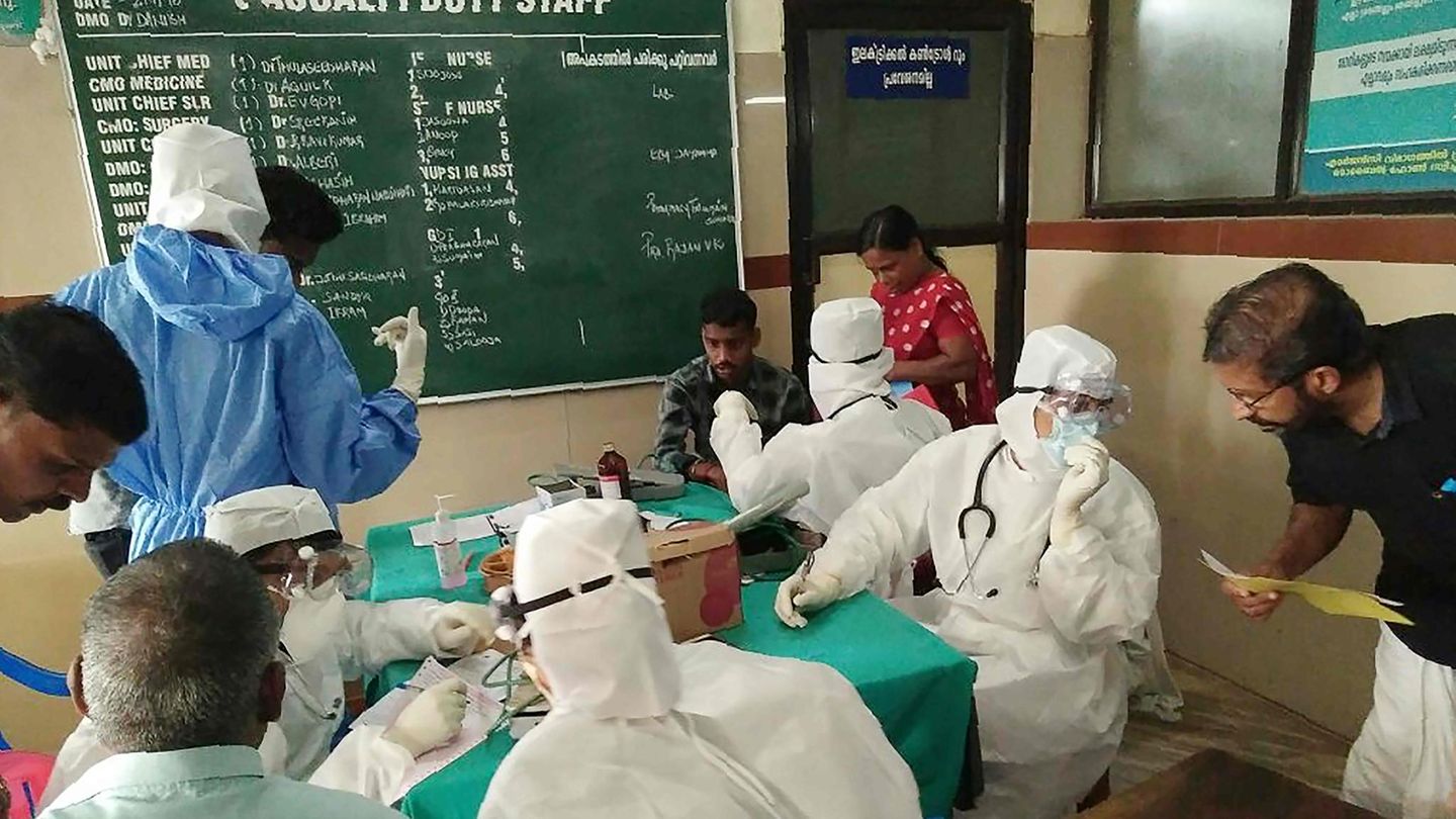 Patienten werden in einem Krankenhaus in Kozhikode, Indien auf das Nipah-Virus untersucht