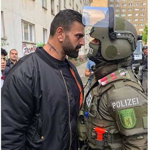 Instagram-Post von Vito Pirbazari: Ein aggressiver Mann starrt einem Polizisten in die Augen