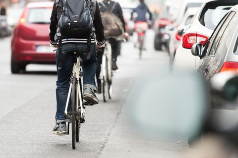 Greenpeace-Studie zu Radverkehr: Mehrere Radfahrer fahren auf einer Straße in Berlin