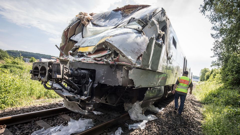 Nachrichten Deutschland Großen Buseck Nachrichten Deutschland: Die demolierte Lok steht nach dem Unfall auf dem Gleis