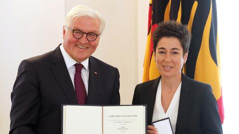 Frank-Walter Steinmeier verleiht Dunja Hayali das Bundesverdienstkreuz im Schloss Bellevue