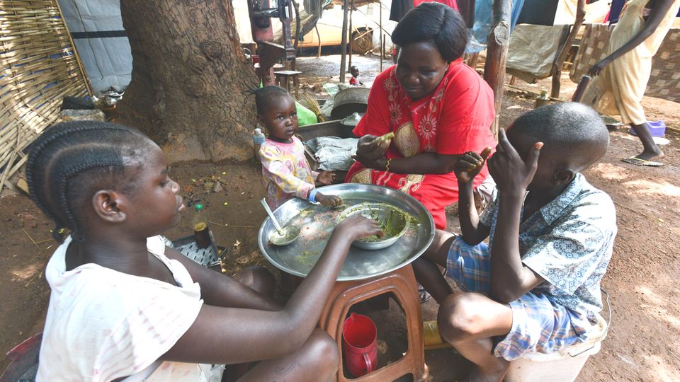 Eine Familie isst in einer Flüchtlingsunterkunft in Wau im Südsudan gemeinsam zu Mittag