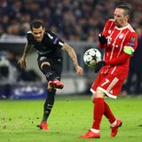 Dani Alves, Paris Saint-Germain    Der Brasilianer (l.) ist mit 38 Titeln der erfolgreichste Fußballer der Welt. Nur der WM-Titel fehlt ihm. Um den Weltpokal zu gewinnen, hätte er in Russland mit seinen 35 Jahren die letzte Möglichkeit gehabt, aber eine Verletzung verhindert das.