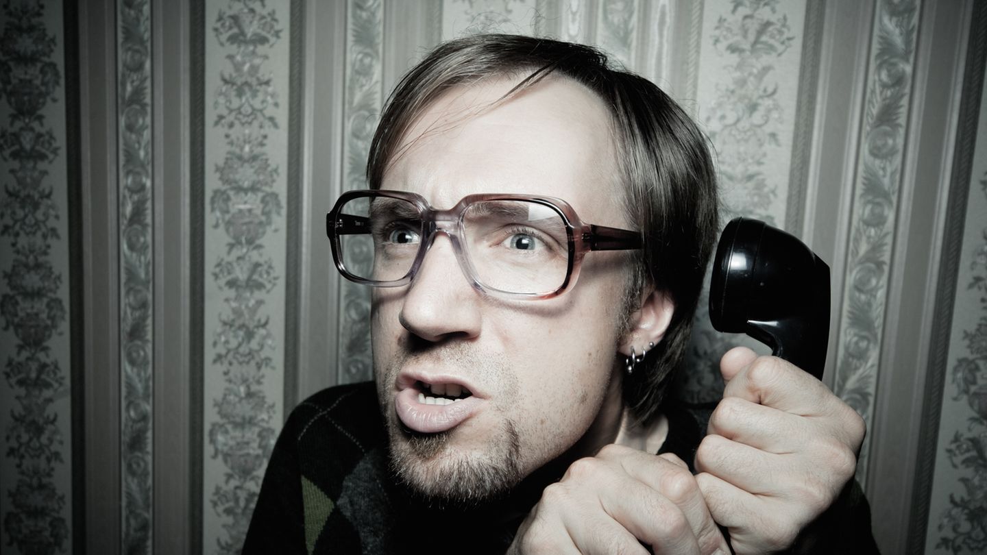 Mann mit Telefon in der Hand