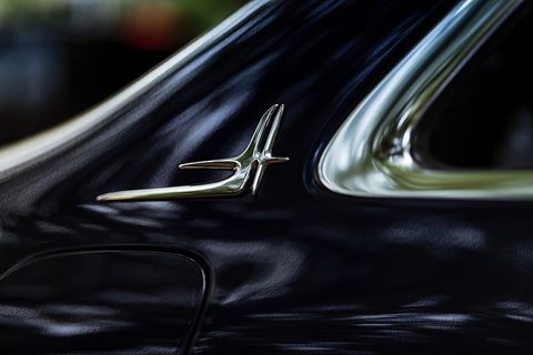 Mercedes E 300 L Chinaversion - Sinnfreies Signet auf der C-Säule