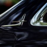 Mercedes E 300 L Chinaversion - Sinnfreies Signet auf der C-Säule