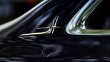 Mercedes E 300 L Chinaversion - Sinnfreies Signet auf der C-Säule