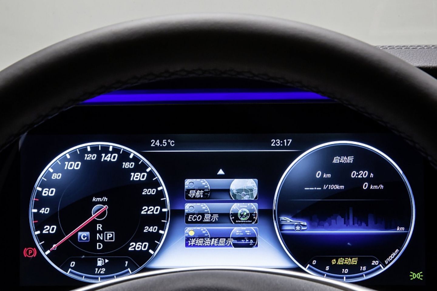 Mercedes E 300 L Chinaversion - es gibt zwei 12,3-Zoll-Bildschirme