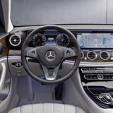 Mercedes E 300 L Chinaversion - das Cockpit