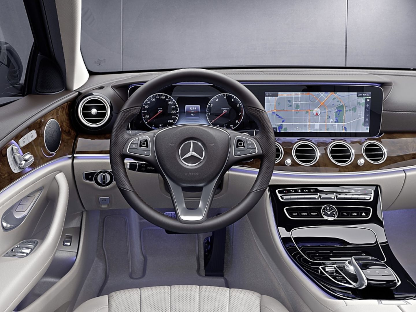 Mercedes E 300 L Chinaversion - das Cockpit