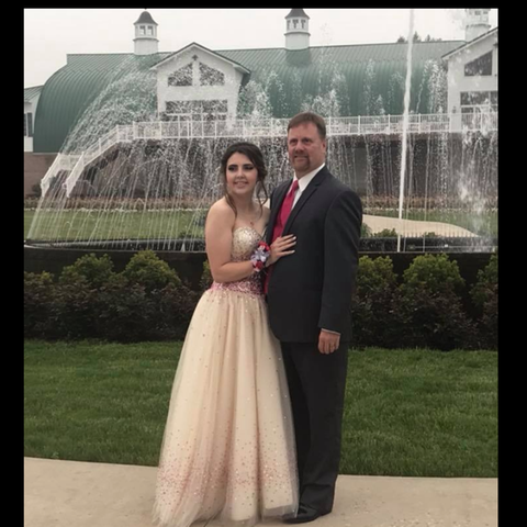 Kaylee Sunders und Robert Brown vor dem Abschlussball