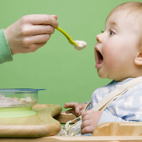 Viele Kinderhochstühle sind nicht sicher, kritisiert Stiftung Warentest (Symbolbild)