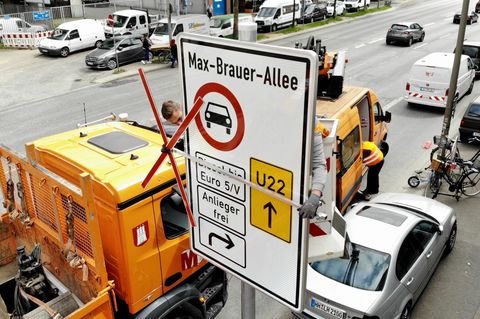 Handwerker bauen ein Schild auf, welches auf das Diesel-Fahrverbot in Hamburg verweist
