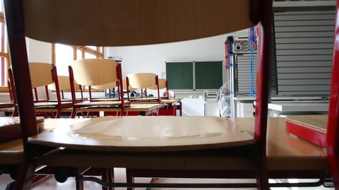 Ein leeres Klassenzimmer in einer Schule in Thüringen