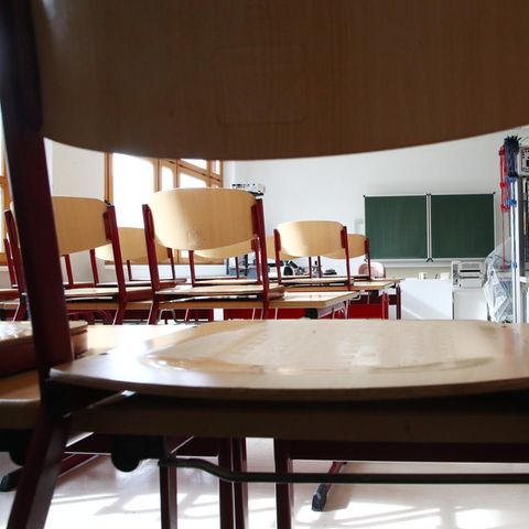 Ein leeres Klassenzimmer in einer Schule in Thüringen