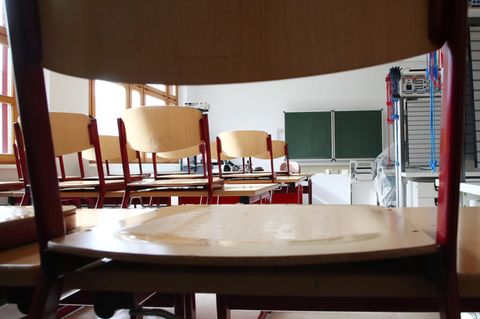 Ein leeres Klassenzimmer in einer Schule in Thüringen