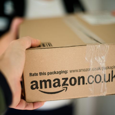 Eine Studentin lässt sich, ohne zu zahlen,  mehrere Monate von Amazon Pantry, dem Lebensmittelhandel von Amazon, beliefern 
