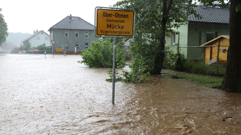 Hochsommer kommt: Land unter in Ober-Ohmen. Im Vogelsbergkreis standen nach einem Regengüssen viele Keller unter Wasser Land unter in Ober-Ohmen. Im Vogelsbergkreis standen nach einem Regengüssen viele Keller unter Wasser