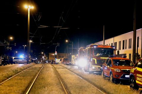 Polizei, Feuerwehr und das Sprengkommando im Einsatz: In Dresden läuft nach wie vor die Entschärfung einer Fliegerbombe