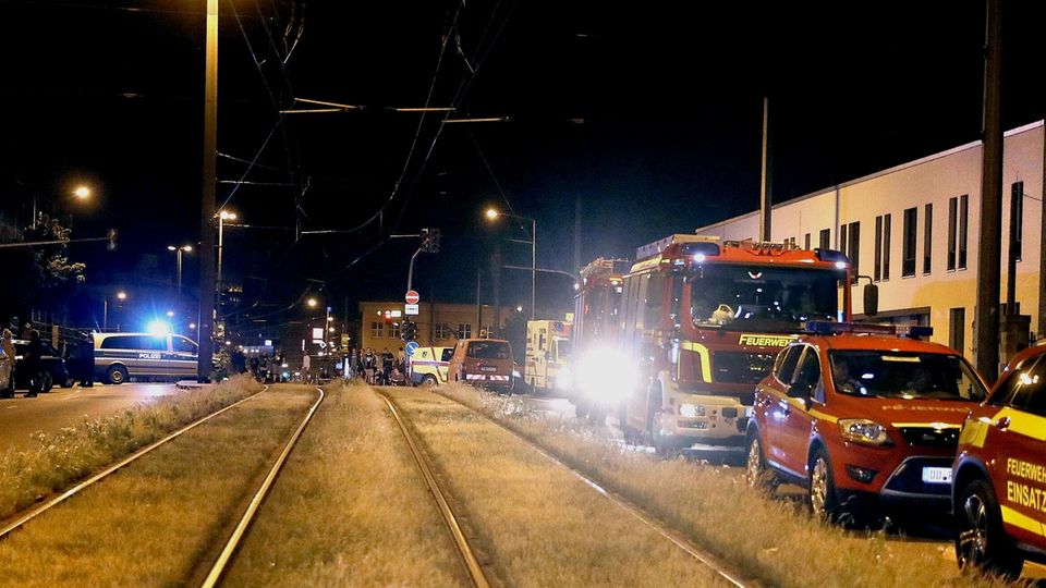 Polizei, Feuerwehr und das Sprengkommando im Einsatz: In Dresden läuft nach wie vor die Entschärfung einer Fliegerbombe