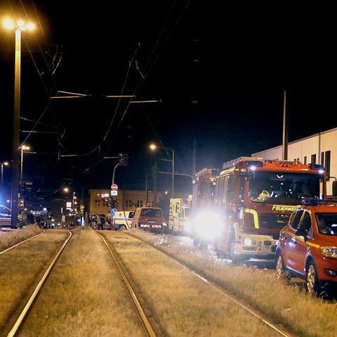 Polizei, Feuerwehr und das Sprengkommando im Einsatz: In Dresden läuft nach wie vor die Entschärfung einer Fliegerbombe