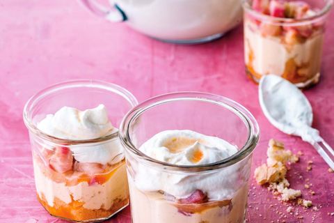 Die Herausforderung der Schichtspeise ist nicht der Rhabarber, es ist die frische Puddingcreme