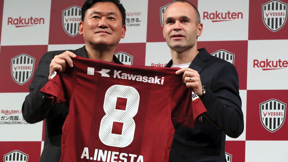 Hiroshi Mikitani und Andres Iniesta