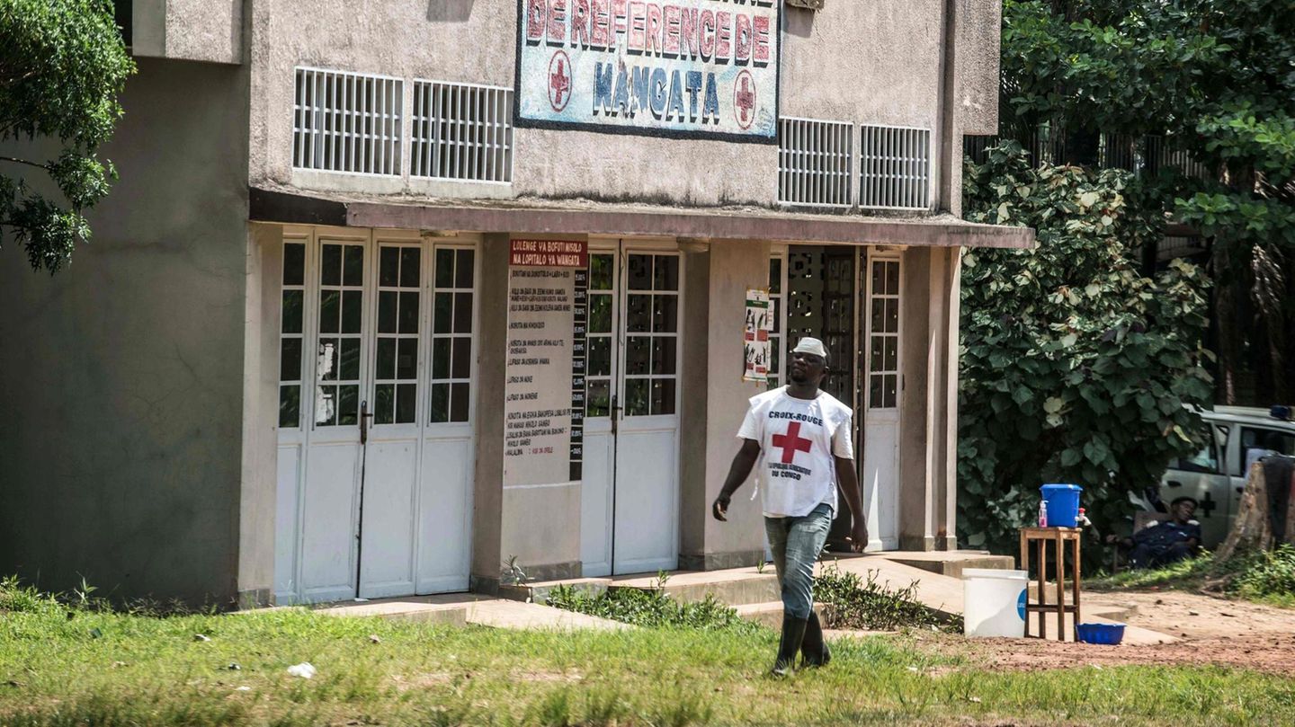 Mitarbeiter des Internationalen Roten Kreuzes läuft an Ebola-Quarantäne-Station vorbei