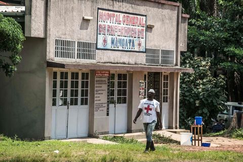 Mitarbeiter des Internationalen Roten Kreuzes läuft an Ebola-Quarantäne-Station vorbei