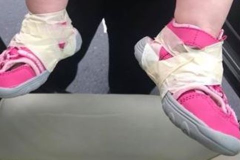 North Carolina: Weil es sie ständig auszog: Kita-Erzieher kleben Sandalen an Kind fest