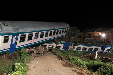 In Norditalien sind der Triebwagen und zwei Waggons einer Regionalbahn entgleist
