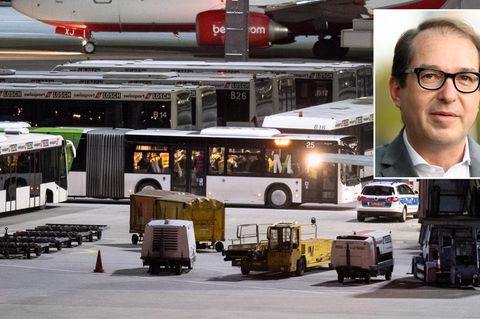 Zurück nach Afghanistan: Am Flughafen München bringt ein Bus 50 abgelehnte Asylbewerber zum Flieger nach Kabul. Eine Maßnahme, die der Vorsitzende der CSU-Landesgruppe, Alexander Dobrindt, vermutlich begrüßt, der in Deutschland ja eine angebliche "Anti-Abschiebungs-Industrie" am Werk sieht