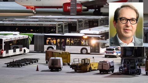 Zurück nach Afghanistan: Am Flughafen München bringt ein Bus 50 abgelehnte Asylbewerber zum Flieger nach Kabul. Eine Maßnahme, die der Vorsitzende der CSU-Landesgruppe, Alexander Dobrindt, vermutlich begrüßt, der in Deutschland ja eine angebliche "Anti-Abschiebungs-Industrie" am Werk sieht