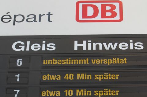 Zu spät am Flughafen, weil der Zug der Deutsche Bahn Verspätung hatte. Das Gericht argumentiert, dass die Kläger einen Zug hätten nehmen müssen, mit dem sie nach regulärem Fahrplan mindestens drei Stunden vor Abflug am Airport gewesen wären.