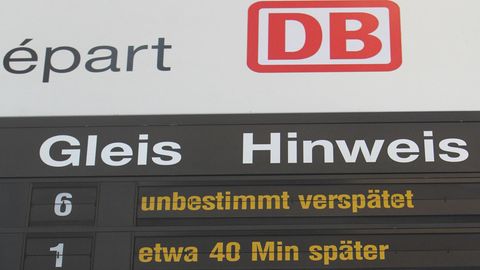 Zu spät am Flughafen, weil der Zug der Deutsche Bahn Verspätung hatte. Das Gericht argumentiert, dass die Kläger einen Zug hätten nehmen müssen, mit dem sie nach regulärem Fahrplan mindestens drei Stunden vor Abflug am Airport gewesen wären.