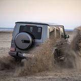 Der Mercedes-AMG G 63 wühlt sich ohne Rücksicht auf Verluste durch den Sand