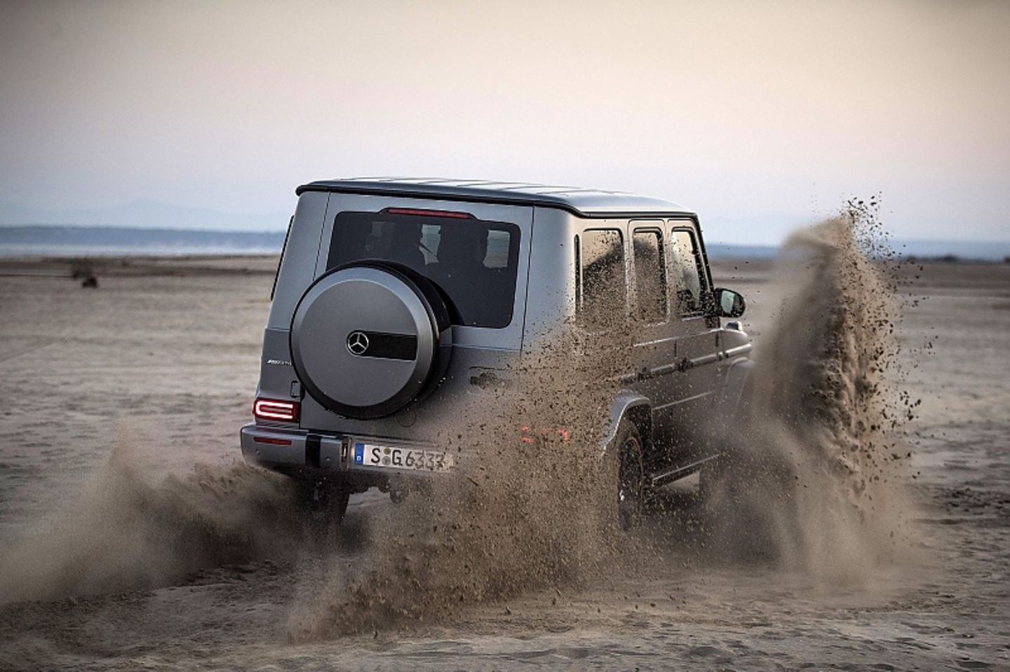 Der Mercedes-AMG G 63 wühlt sich ohne Rücksicht auf Verluste durch den Sand