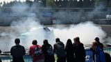 Spektakuläre Driftshows im historischen Fahrerlager, die Fahrer radieren die Reifen.