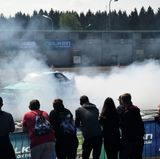 Spektakuläre Driftshows im historischen Fahrerlager, die Fahrer radieren die Reifen.